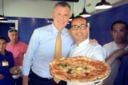 Napoli. Il sindaco di New York Bill De Blasio mangia la pizza da Sorbillo