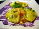 Raviolo con tuorlo su crema di cavolo viola e mentuccia