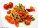 Spaghetti di farro freddi con pomodori pachino, capperi e mentuccia