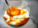 Coppa di pesche caramellate con yogurt gelato
