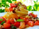 Linguine al pomodoro crudo, acciughe, pinoli e bottarga