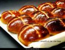 Hot cross buns, brioches con visciole e uvetta