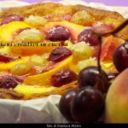 Crostata rustica di sfoglia con pesche e uva