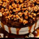 Torta con crema di yogurt, mousse al cioccolato, pop corn e salsa mou