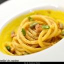 Pasta alla carbonara con fave e aringhe affumicate