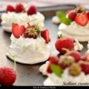 Pavlova alle fragole e lamponi