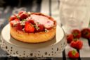 Crostata al biancomangiare, fragole e timo