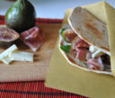 Piadina semi integrale con crudo, fichi, toma di capra e miele di castagno