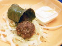 Polpette al limone e zenzero, salsa alla panna acida e insalata di verza al cumino