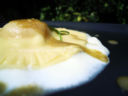 Raviolone con l’uovo alla fonduta di pecorino e olio alle noci