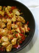 Pollo con peperoni e piselli