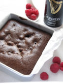 Una bontà di brownies con la Guinness e i lamponi!