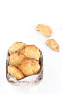 Biscotti cocco, mandorle e albicocche