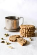 Frollini al caffè e cardamomo (e un libro che profuma di biscotti)