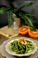 Strozzapreti con crema di cavolo nero, arancia e gamberi
