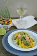 Cous cous alla curcuma con salmone e crema di zucchine al lime