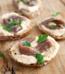 Crostini con crema di cavolfiore e acciughe