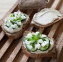 Crostini con hummus, feta e menta