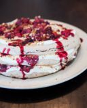 Pavlova a strati con mandorle e frutti di bosco