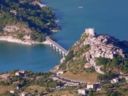 Mangiando sotto le stelle a Castel di Tora. Perché l'estate in Sabina non finisce mai