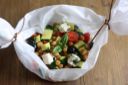 Verdure al cartoccio con feta e olive nere