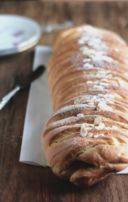 Treccia di pane dolce con mele, uvetta e cannella