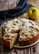 Torta di mele con frutta secca e uvetta