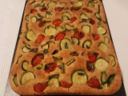 Focaccia morbida alla crusca  con zucchine  e pomodorini