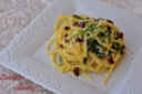 Spaghetti alla carbonara con scarti di porri e peperone crusco