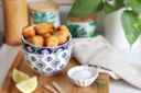 Polpette di patate e salmone con semi di sesamo