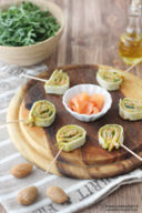 Girandole di piadina con salmone e pesto di rucola