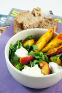 Insalata di rucola, burrata e pesche grigliate