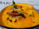 Crema di zucca con alici e crostini saltati alle acciughe