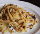 Spaghetti poveri con acciughe capperi e granella croccante