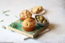 Muffin con emmentaler, mandorle e olive verdi