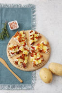 Crostini di piadina con stracchino, patate e bacon croccante