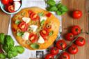 Pizza al filetto di pomodori e bocconcini di bufala