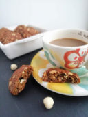 Biscotti d’avena al caffè, nocciole e cioccolato bianco