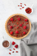 Crostata al cioccolato con lamponi e goji