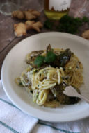 Spaghetti con carciofi, pecorino romano, mentuccia e zenzero