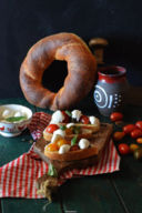 BRUSCHETTE CON CREMA ALL'AGLIO E POMODORINI