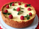 Cheesecake al forno con latte condensato, profumo di limone e lamponi