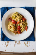 Spaghettoni al sugo di datterini, basilico e mandorle