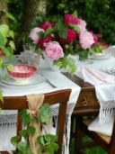 Peonie per una tavola fresca e romantica