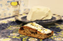 Focaccia ai sette cereali con ricotta di bufala, sale nero e miele d'arancio