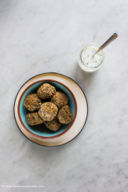 Polpette di melanzane e ceci con salsa allo yogurt