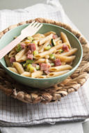 Penne integrali con zucchine, pinoli e speck cotto dell'azienda agricola Al Berlinghetto