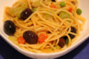 Spaghetti con pan di zucchero, olive e pisellini