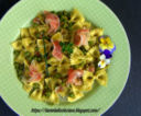 Farfalle gli spinaci con piselli e pancetta