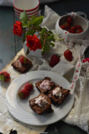 BROWNIES AL CIOCCOLATO CON FRAGOLE